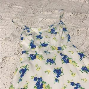 Floral design dress with small back cutout